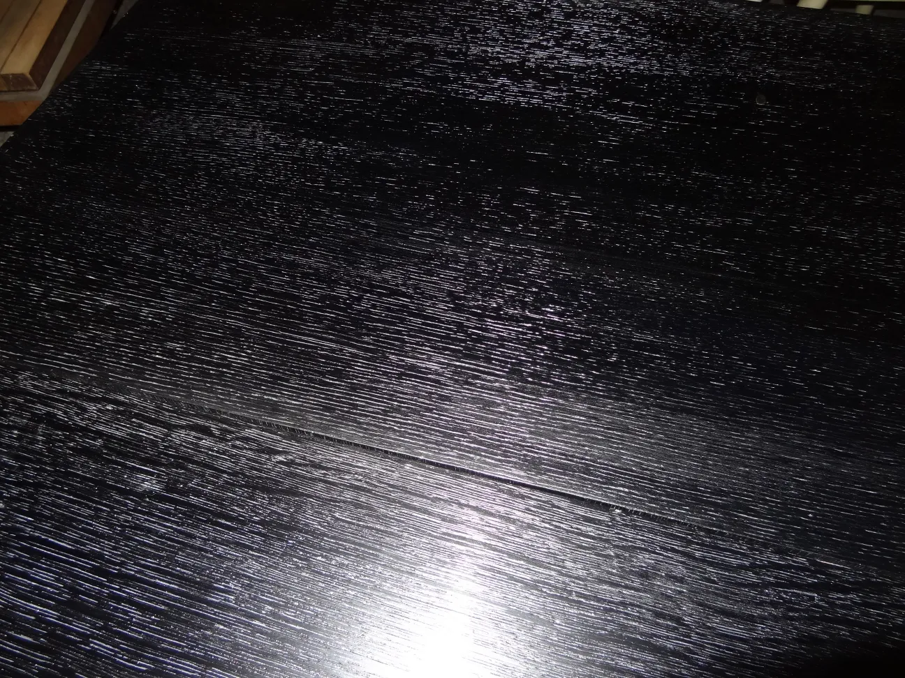 古典的なコンソールテーブルの光沢のある黒い表面