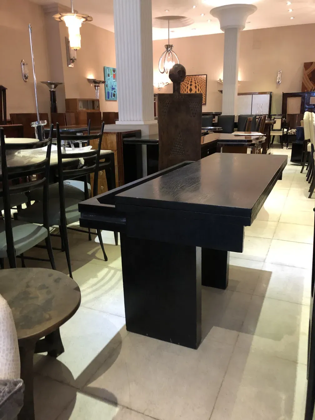 consola antigua con detalles decorativos en un entorno elegante