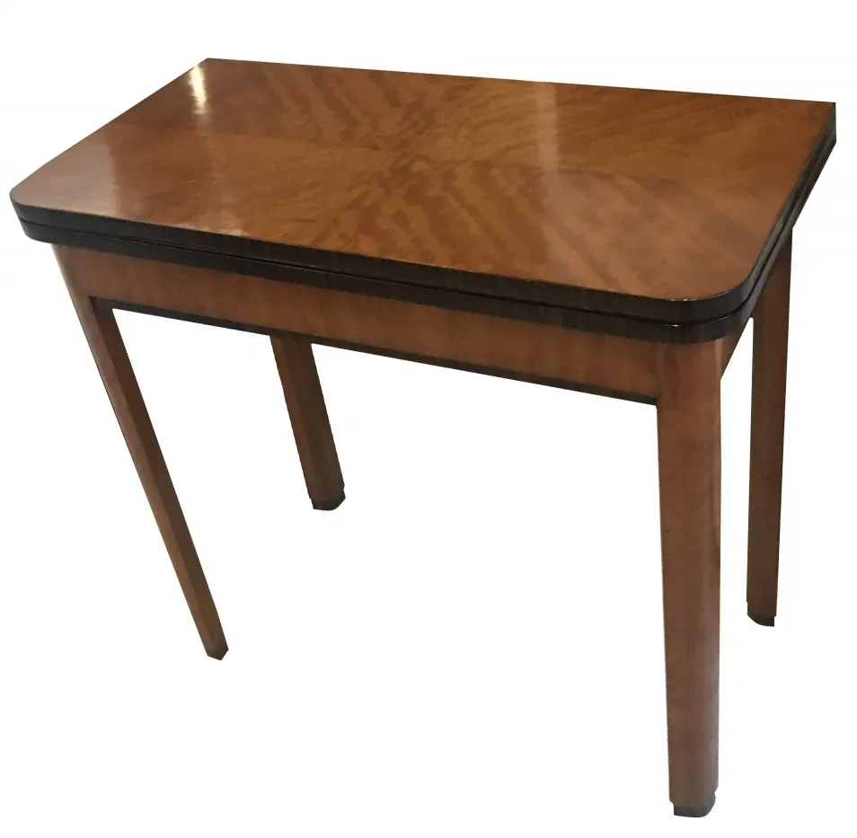 Mesa console antiga com design elegante e pernas finas