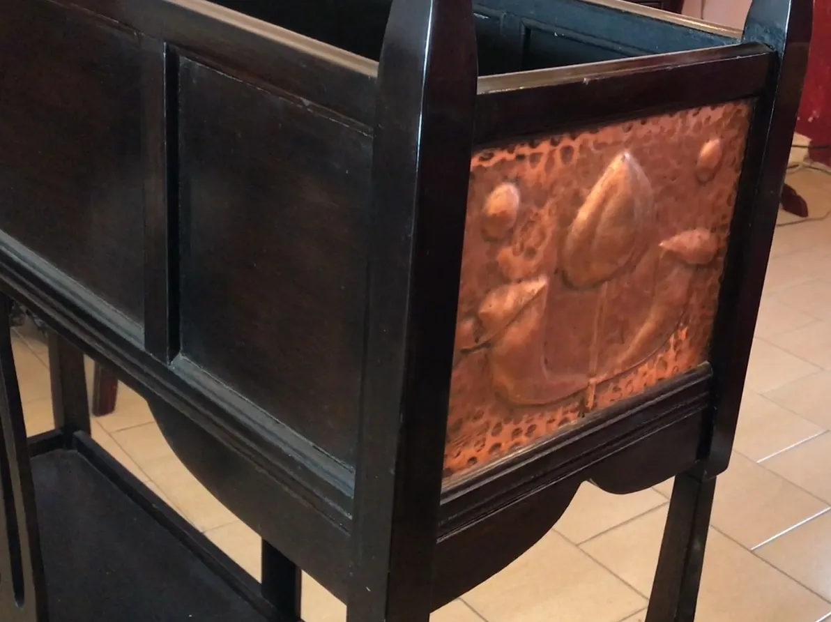 consola antica con design decorativo sulla superficie