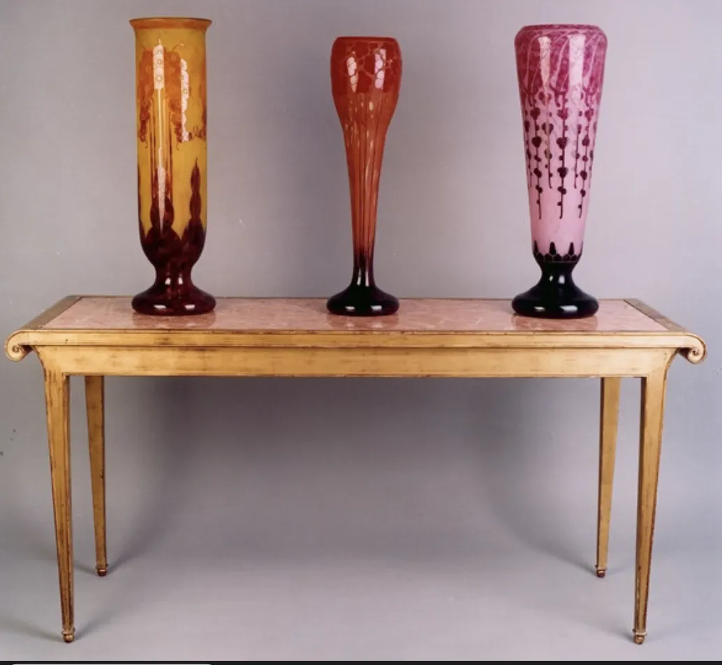 antiga consola decorativa com vasos de vidro