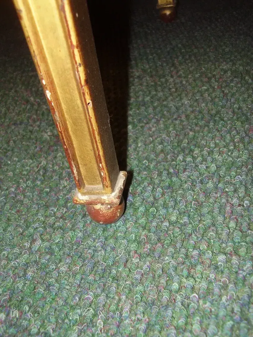 detalle de una antigua consola rateau armand con patas decorativas