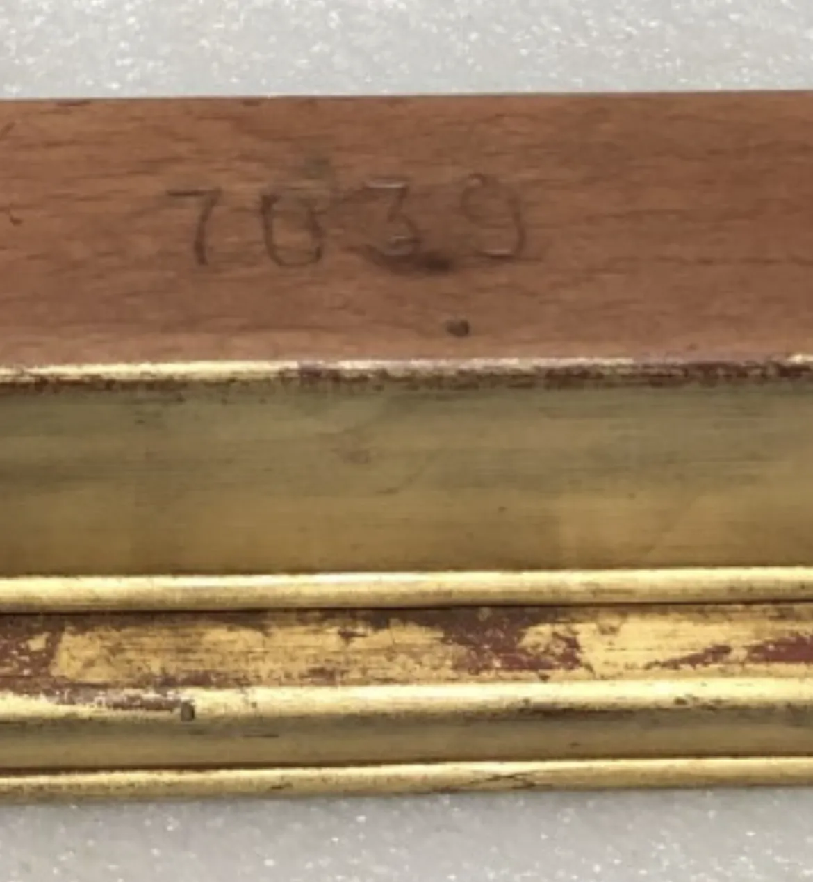 Antiga consola Rateau Armand com detalhes decorativos