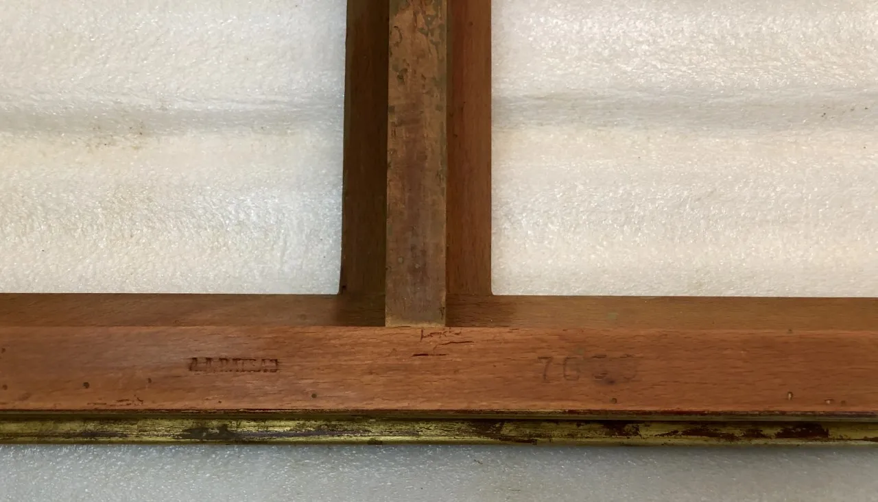 白い背景の古いコンソールテーブル rateau-armand のビュー