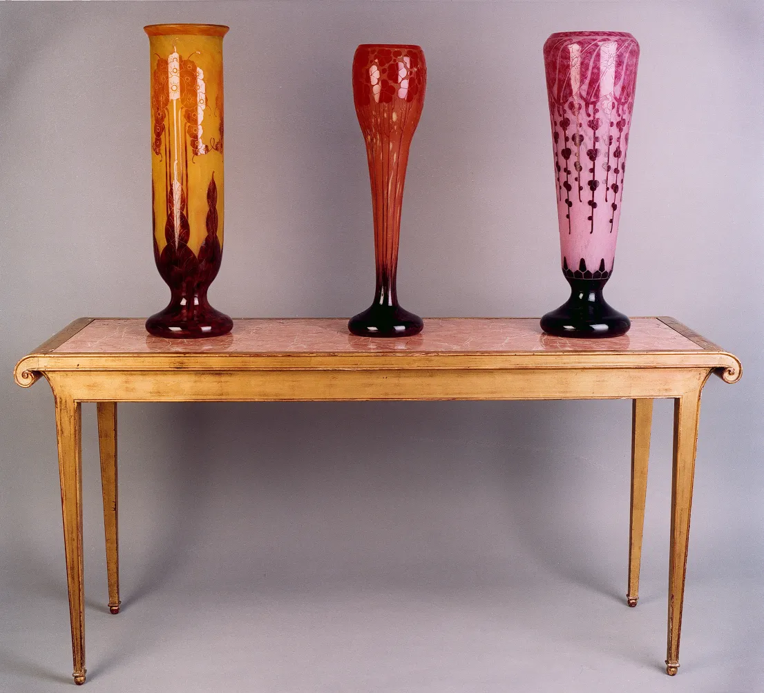 Dresuar ancien avec des vases colorés, cadre élégant