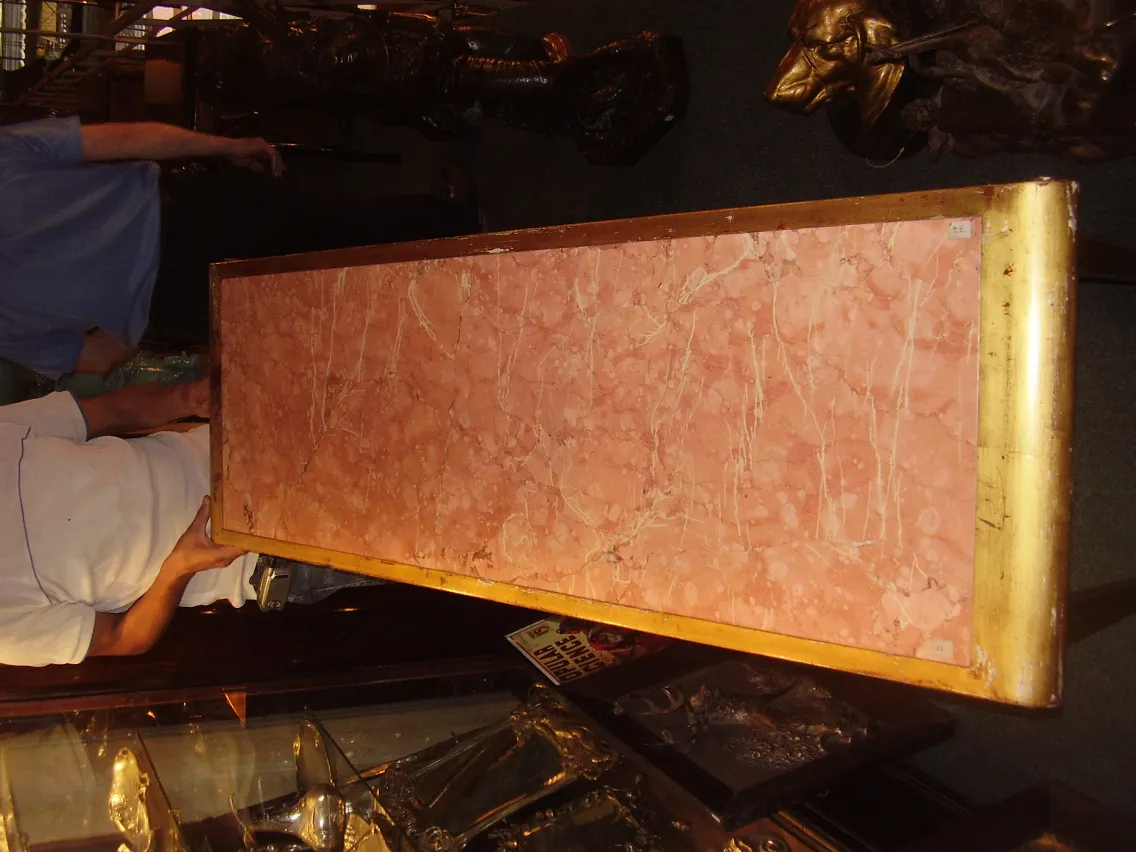 table ancienne avec finition rose et bord doré, cadre ancien