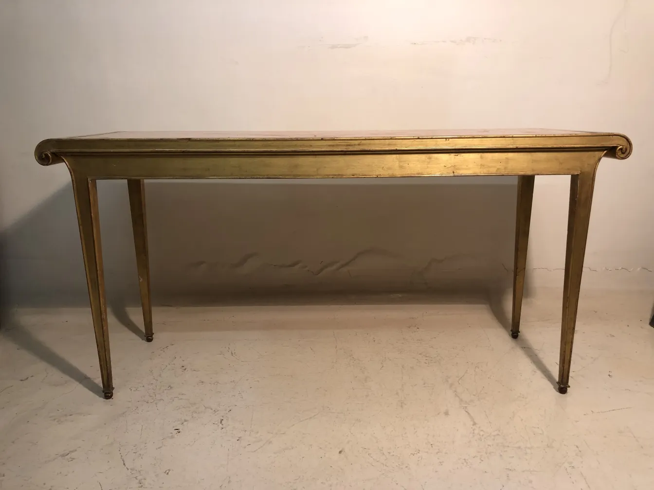 Eleganter antiker dresuar mit schlanken Beinen und klassischer Form.