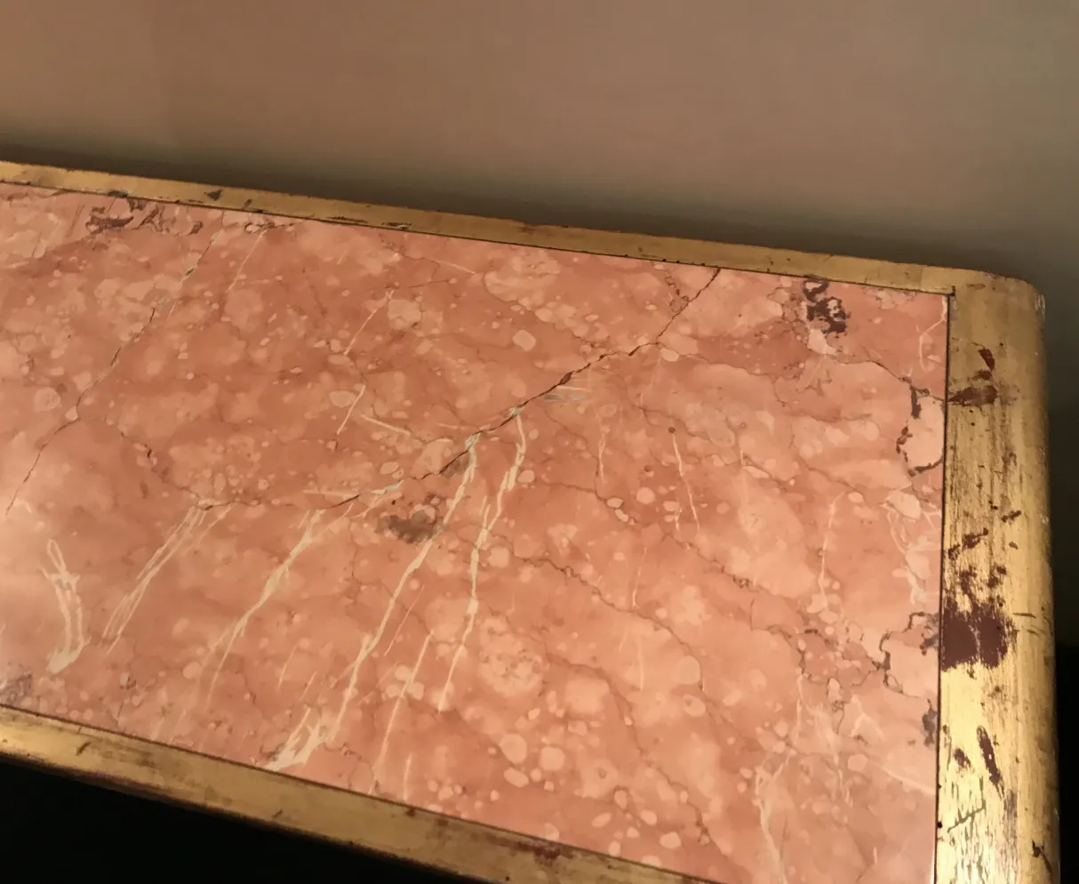 Dettaglio di un'antica consolle Rateau Armand con piano decorativo