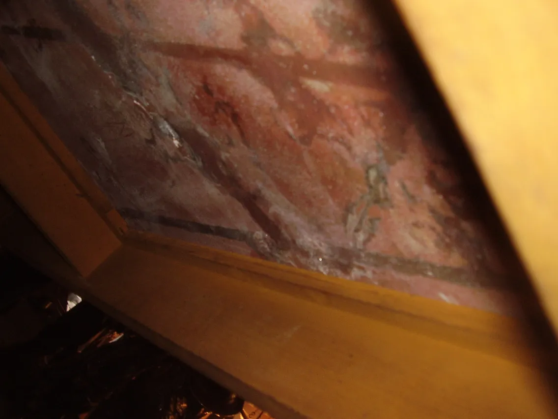 Vista interior de una antigua consola Rateau Armand con detalles visibles