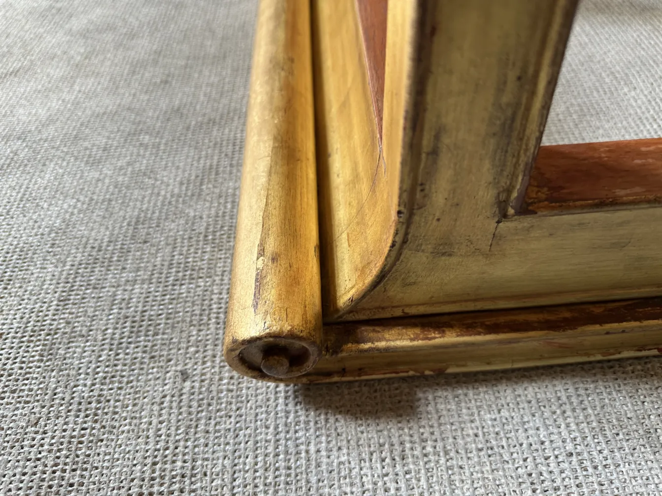 dettaglio di una antica console rateau-armand con decorazione dorata