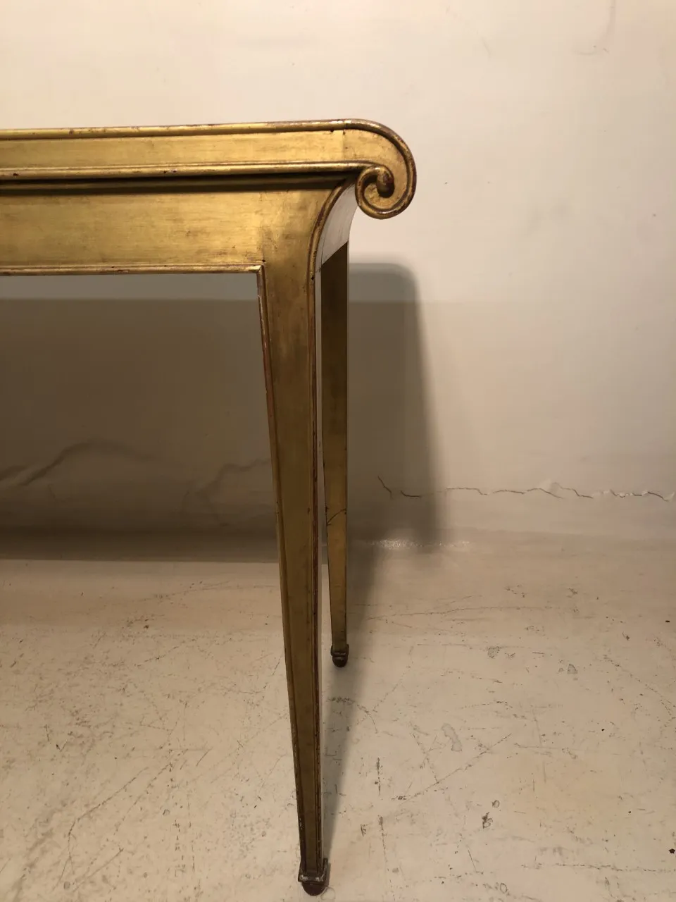 Detallada consolas antigua con elegantes patas y acabado dorado, Rateau Armand.