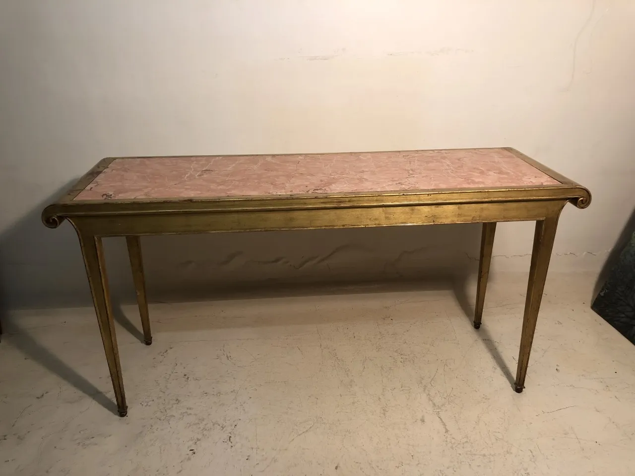 antike dresuar Rateau Armand mit rosa Tischplatte und goldenen Beinen