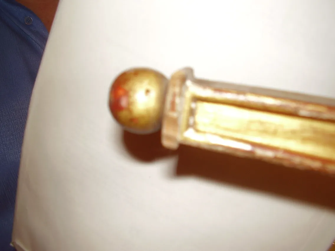 تفاصيل ذهبية على طاولة وحدة التحكم القديمة Rateau Armand