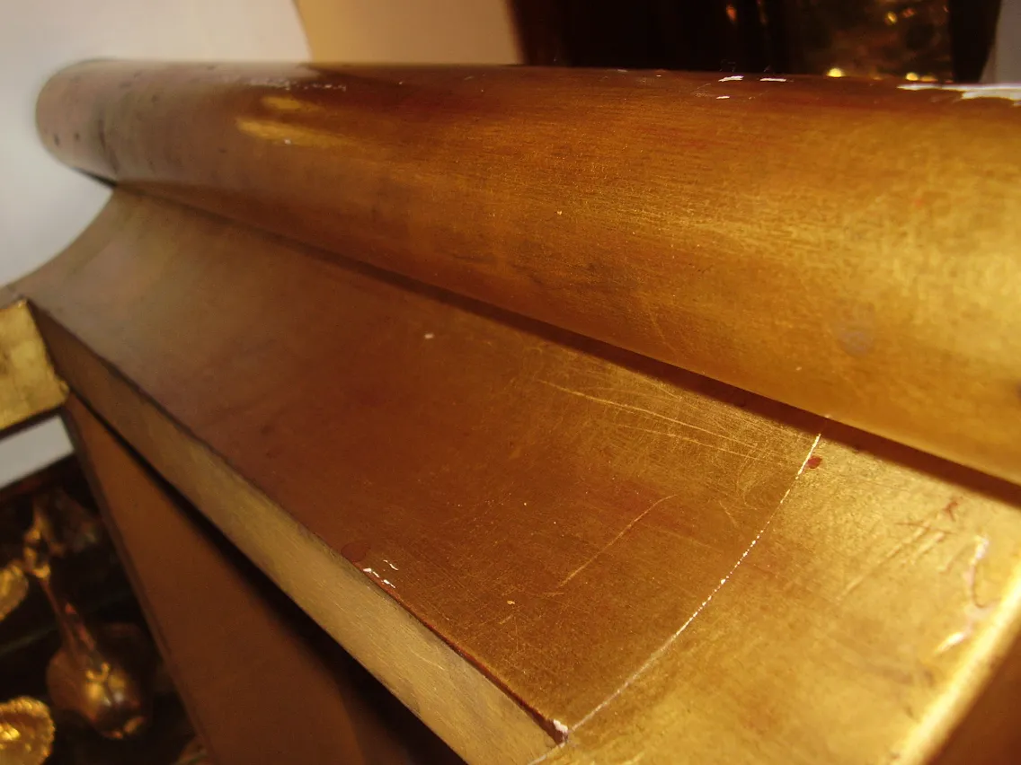 detaillierte Ansicht eines antiken dresuars mit goldener Oberfläche, Design von Rateau Armand