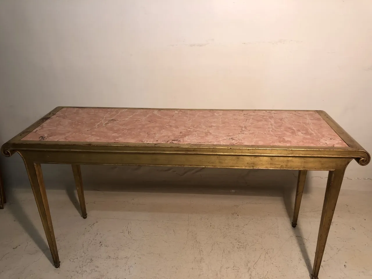 antiga consolo Rateau Armand com superfície rosa