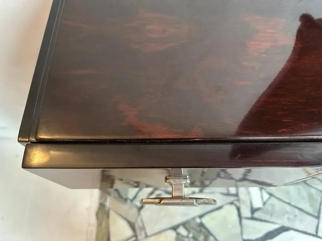 Vue latérale de deux consoles anciennes avec des détails décoratifs