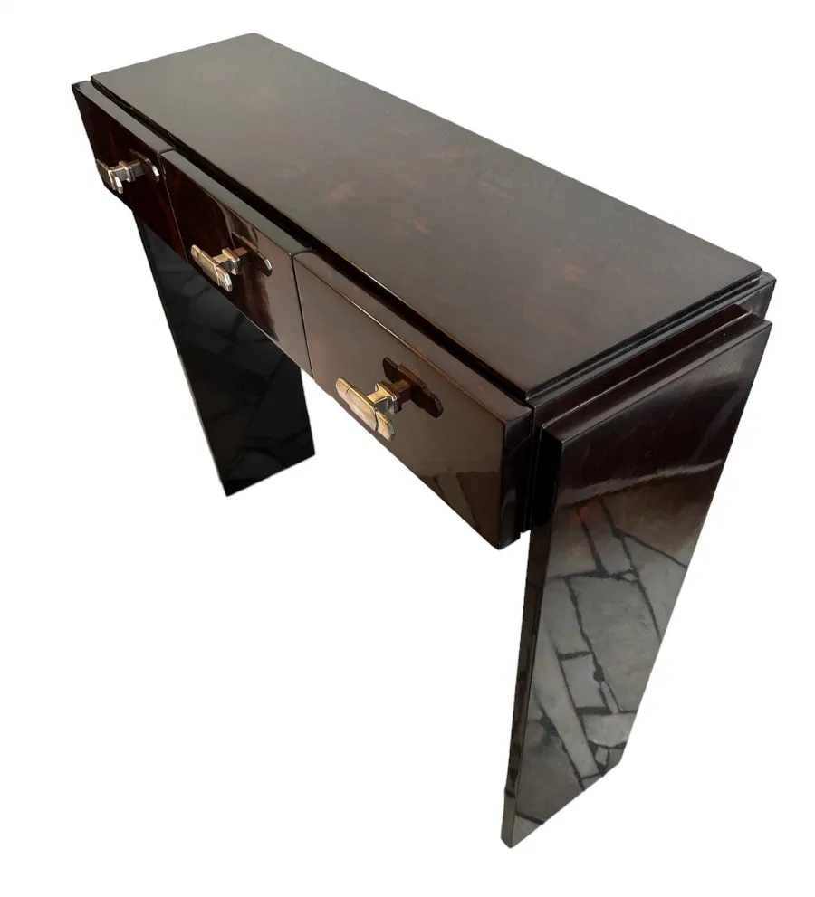 Dos consolas antiguas con diseño elegante y patas modernas