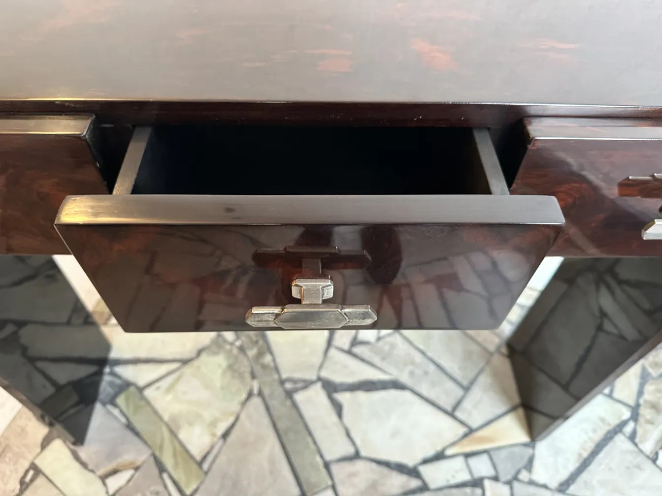 visão detalhada de duas consoles antigas com gavetas abertas