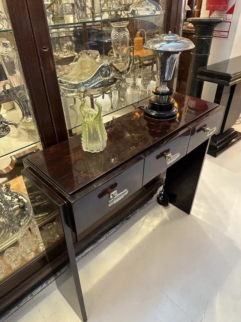 Deux consoles anciennes avec un design détaillé et décoration