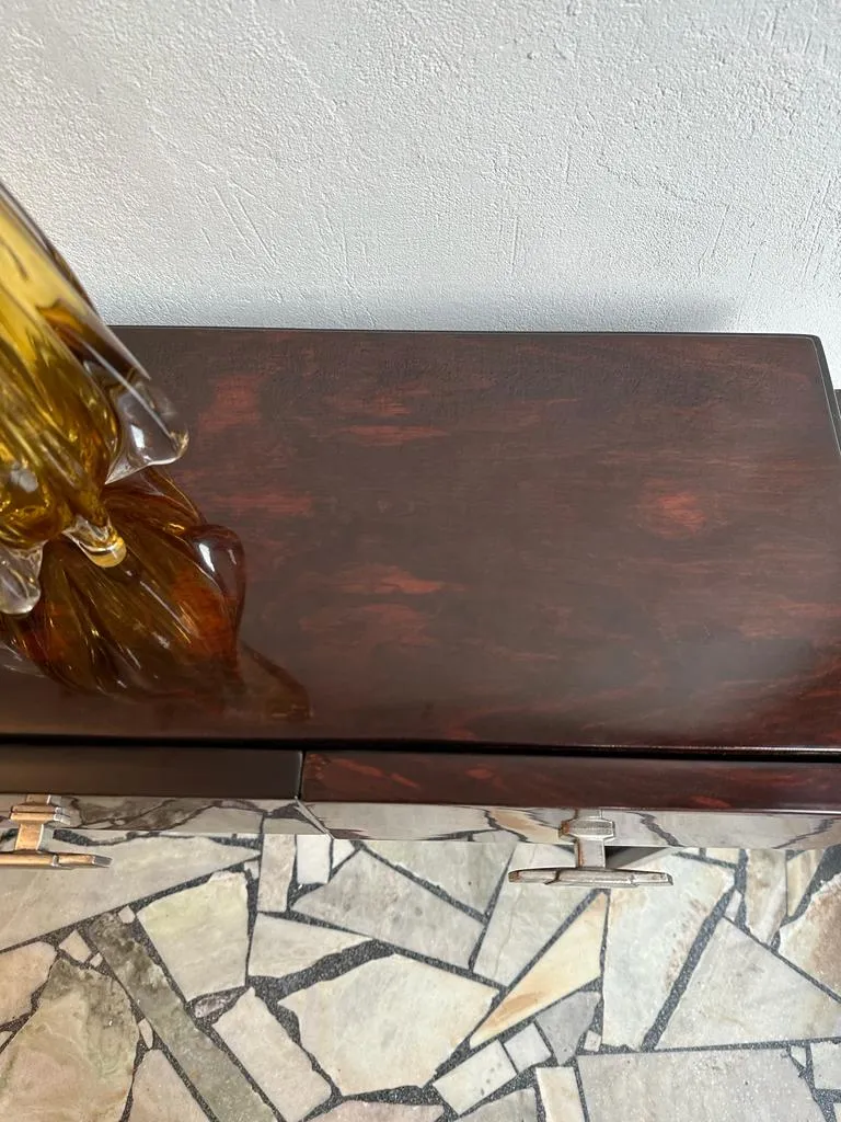 consolas antiguas decorativas en un ambiente neutro