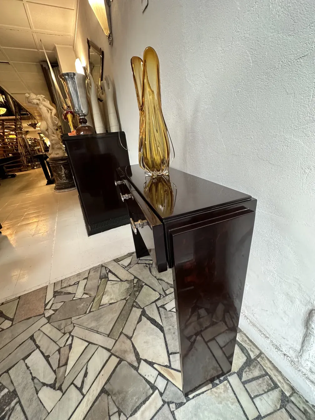 due antichi mobili dresuars con design elegante