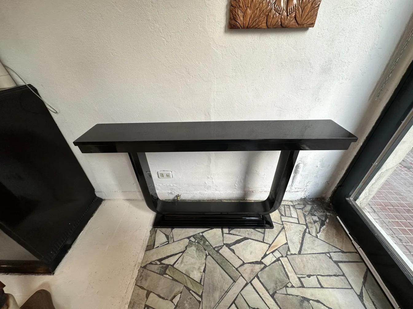 우아한 환경에 있는 두 개의 고전 콘솔