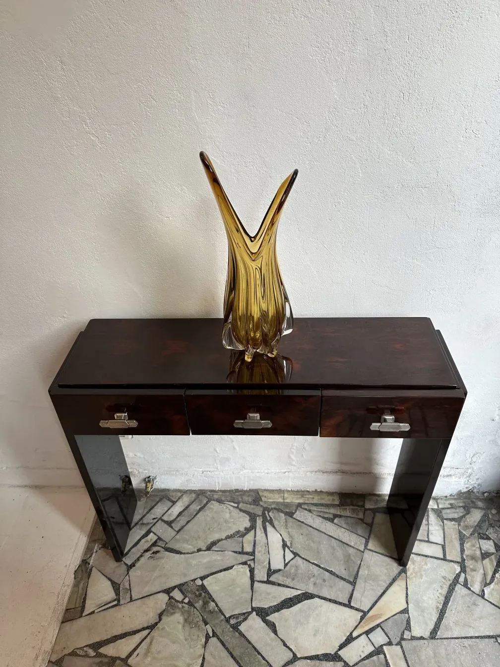 Zwei antike Konsolen mit elegantem Design in einem modernen Umfeld.