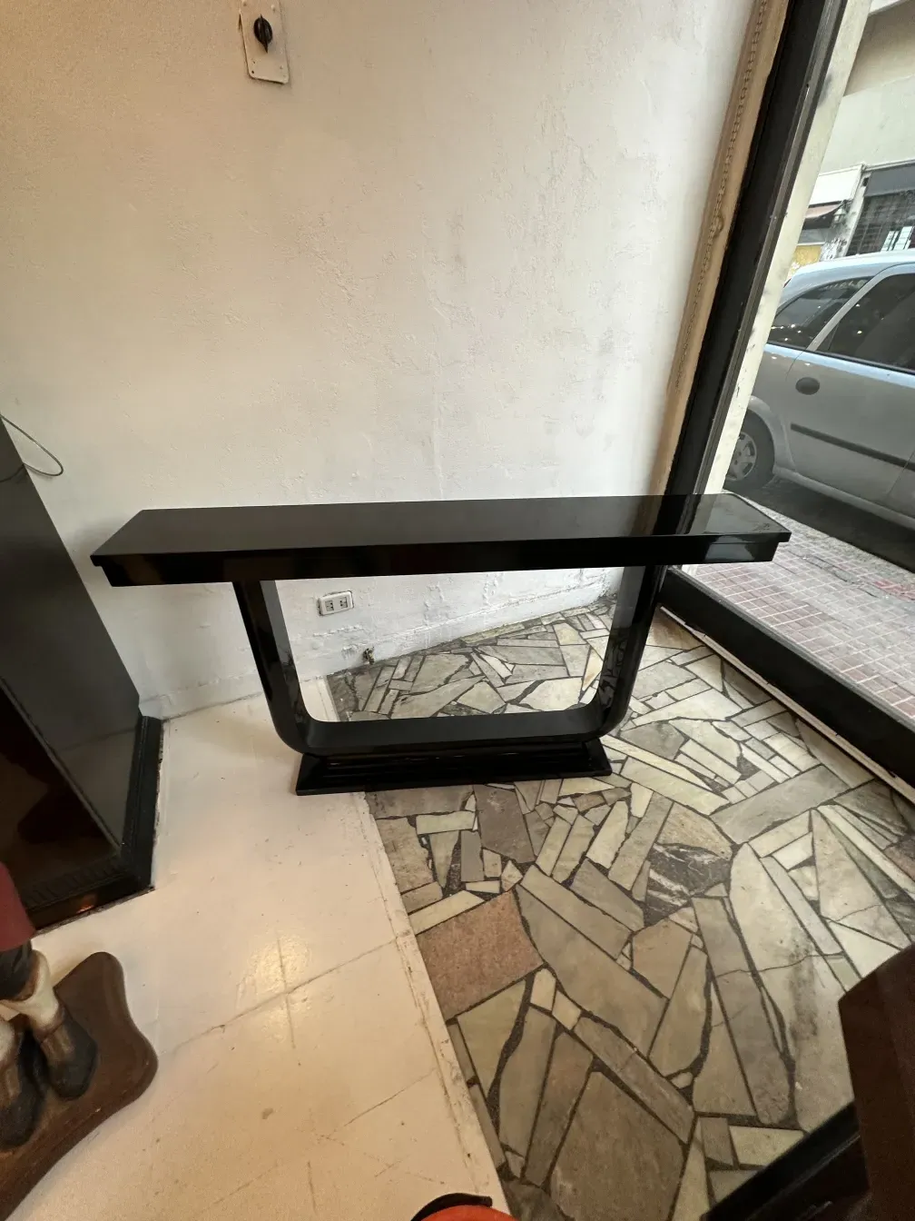 due dresuars antichi in un ambiente elegante