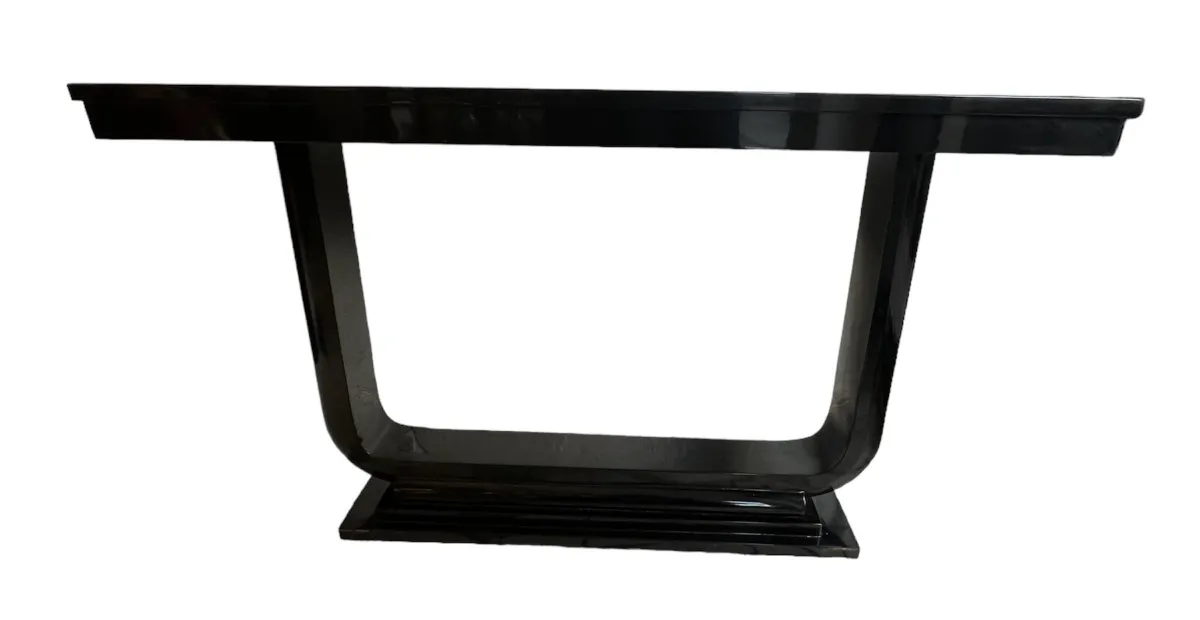 Zwei elegante antike Konsolen, perfekt für die Dekoration.