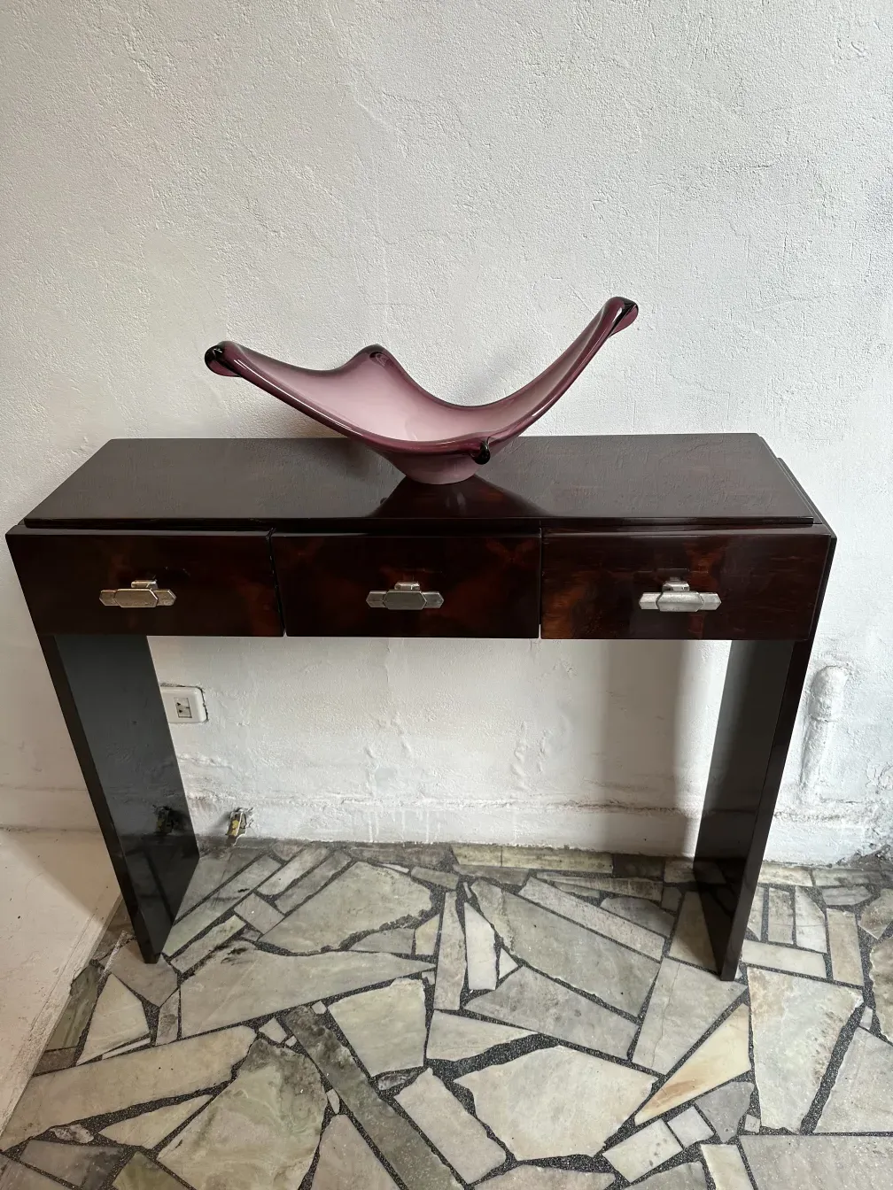 Duas consoles antigas com design atraente em um ambiente minimalista