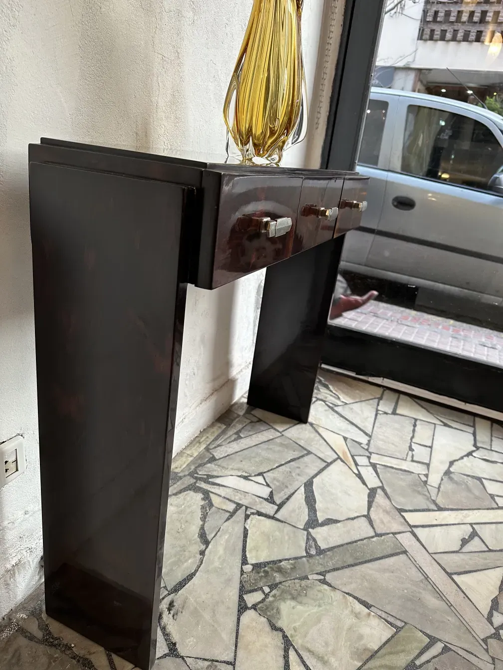 Antigas 2 consolas decorativas com detalhes elegantes em um ambiente moderno.