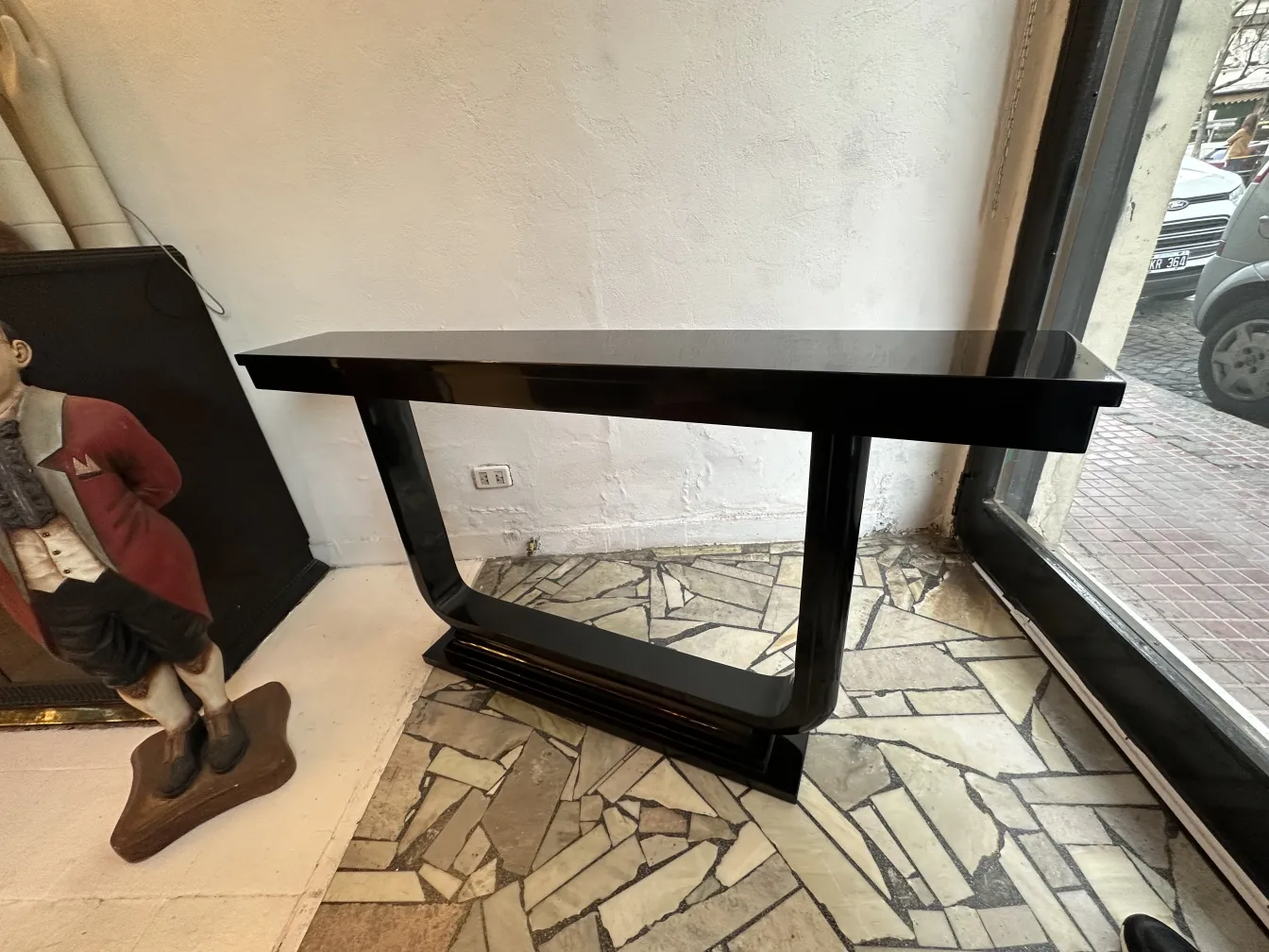 consoles anciennes dans un environnement avec statue décorative