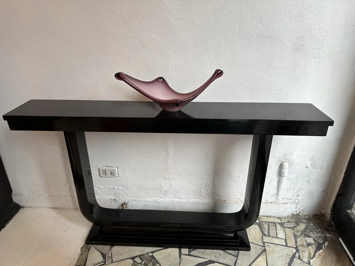 Zwei elegante antike Konsolentische mit einer rosa Vase