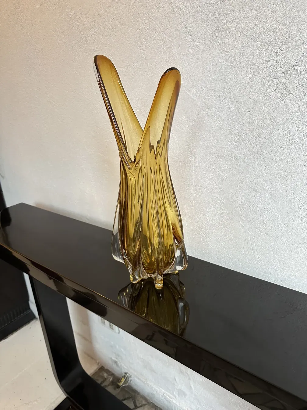 Dos consolas antiguas con un diseño elegante y moderno.