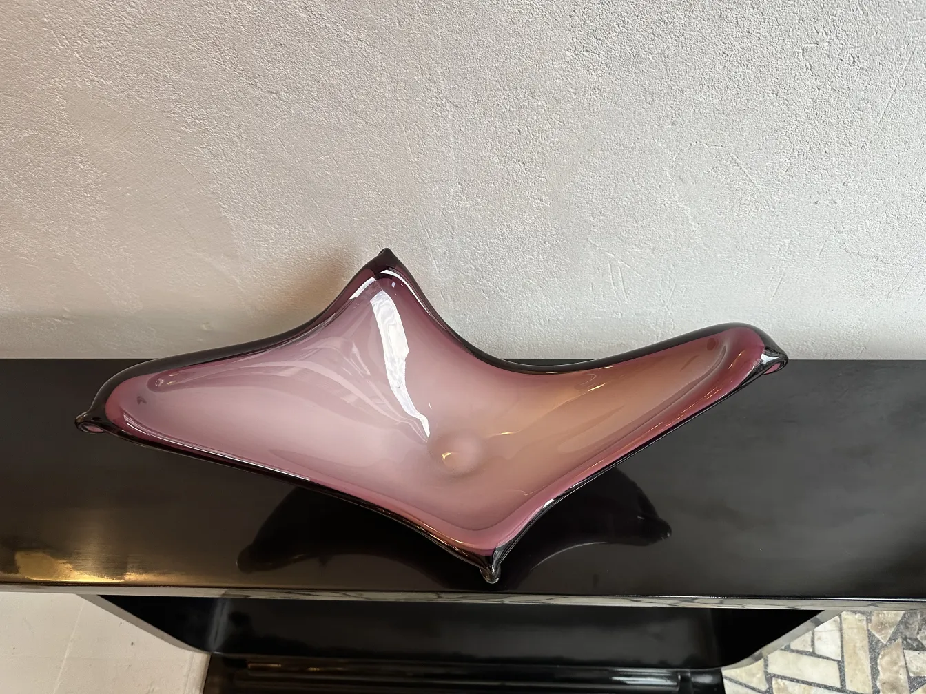 Vista de duas consoles antigas em um ambiente elegante