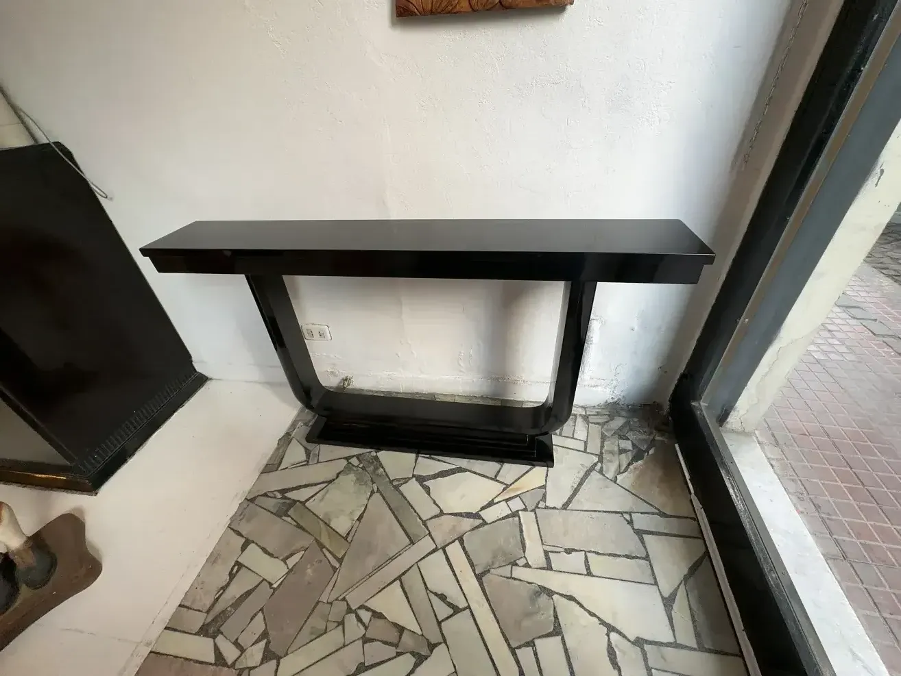 deux consoles anciennes élégantes dans un cadre confortable