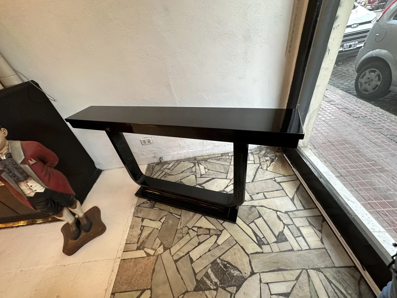 طاولتان وحدة التحكم القديمة بتصميم أنيق في مكان مريح