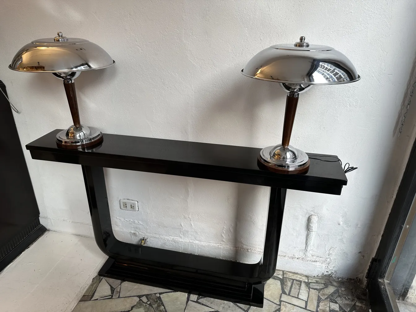 古いコンソールテーブル二台と明るいランプ