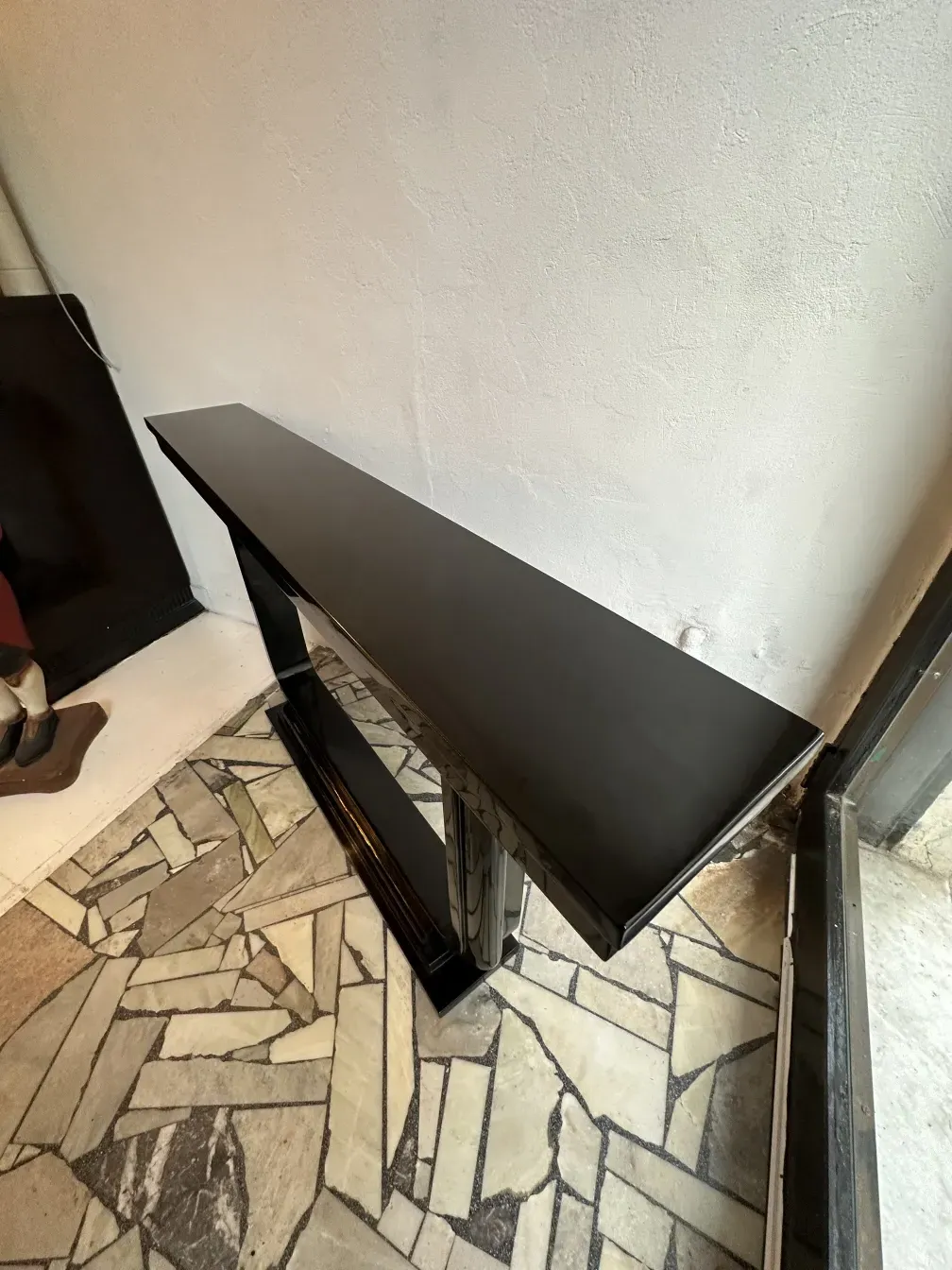 Due consolle antiche in un ambiente elegante.