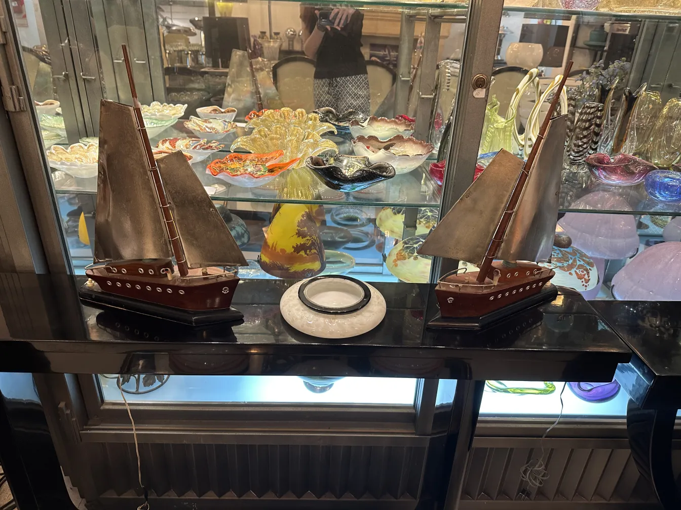 dos consolas antiguas con diseño decorativo