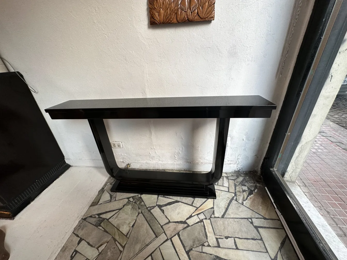 Dos consolas antiguas de elegante diseño en un entorno moderno