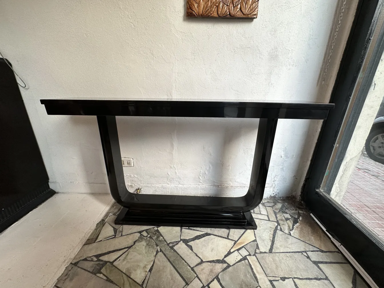 Duas consolas antigas elegantes em um ambiente aconchegante, parede branca e piso decorativo.