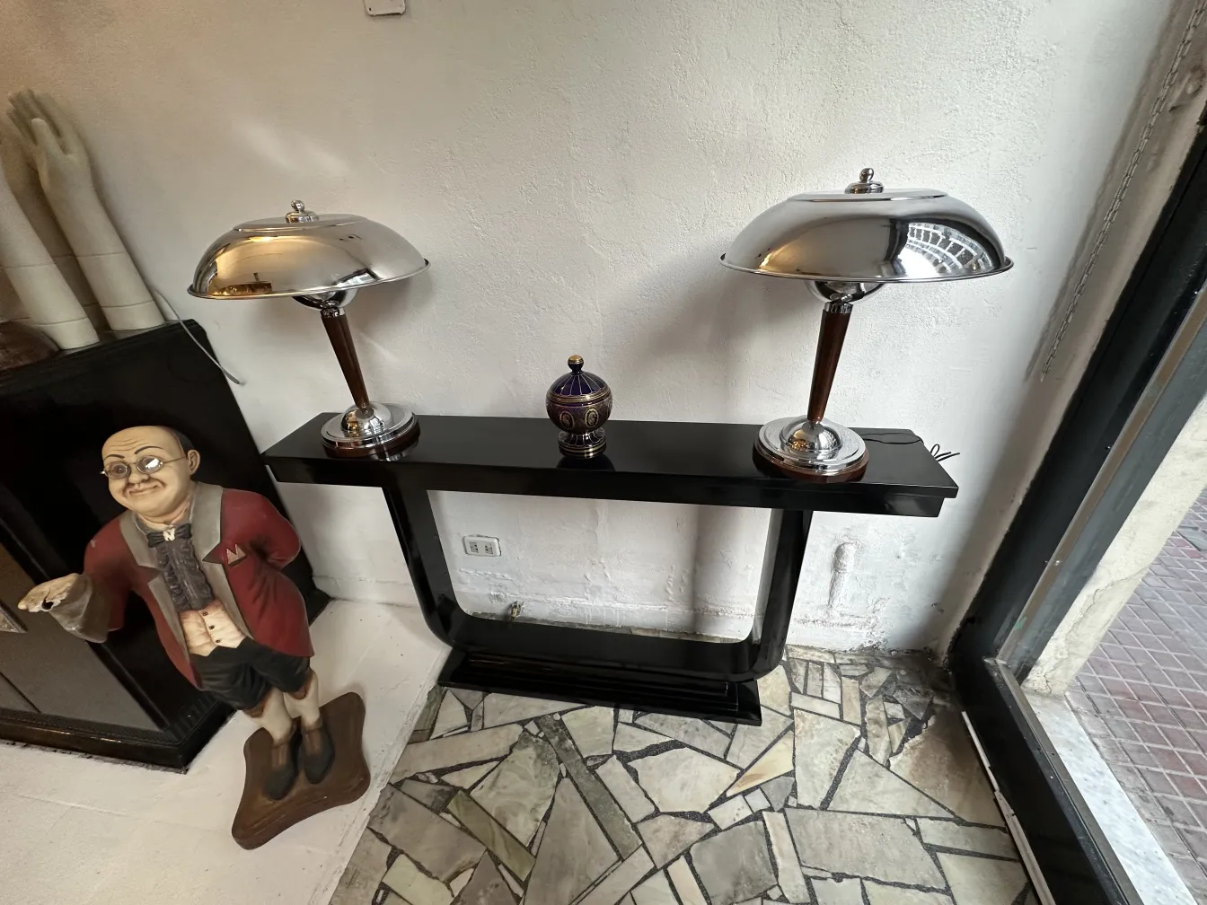 Vue de deux consoles anciennes avec lampes et décoration