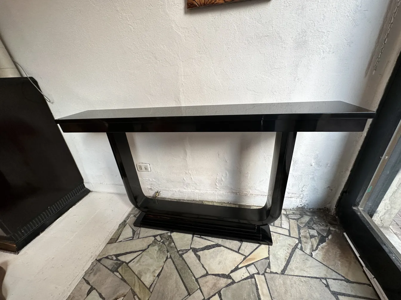 due mobili dresuars antichi in un ambiente elegante con decorazione