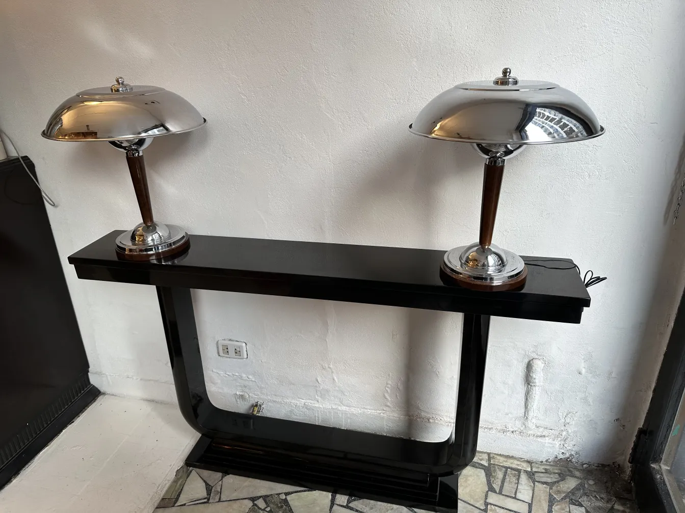 duas consoles antigas com iluminação e detalhes decorativos