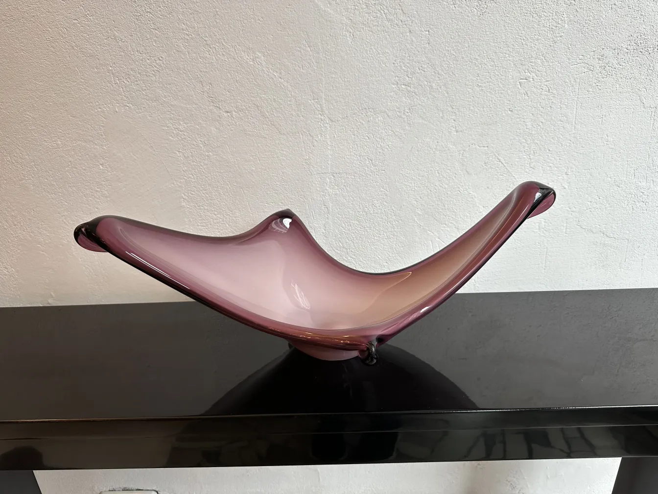 Ansicht von 2 eleganten Konsolen in hellen Farben