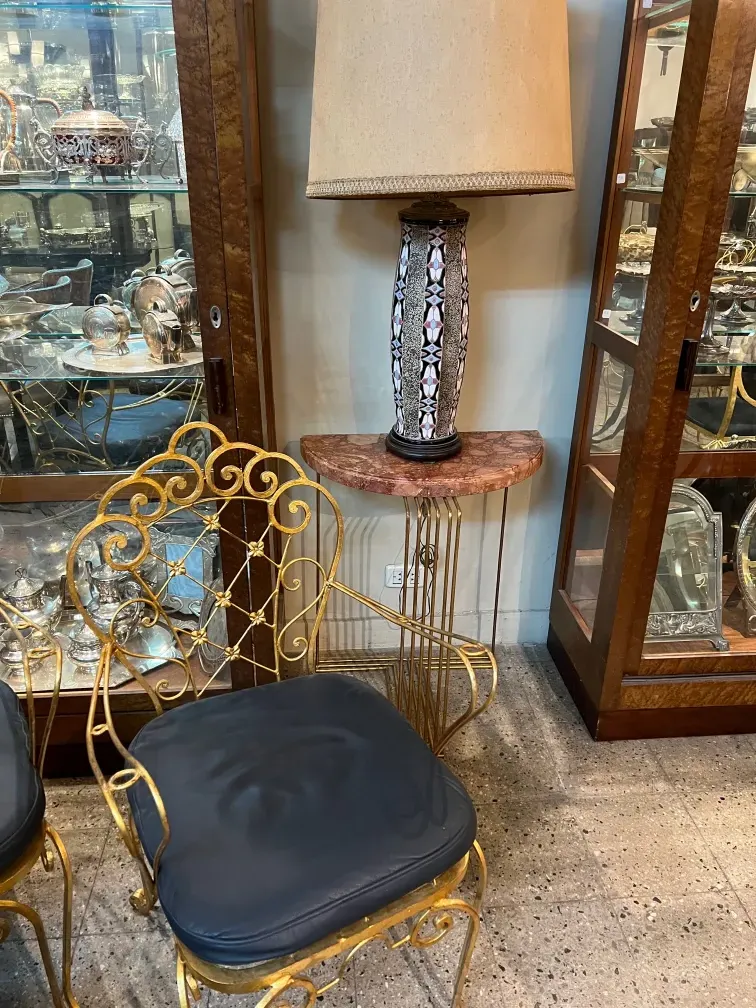 deux dresuars anciens décorés dans une pièce