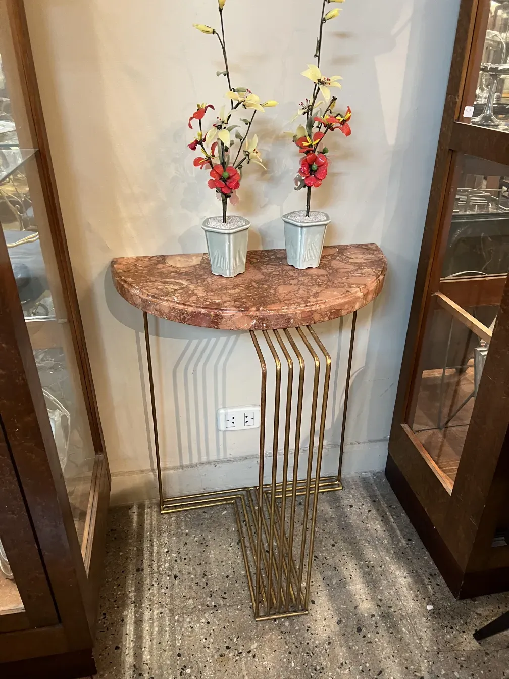 due mobili dresuars antichi con fiori decorativi