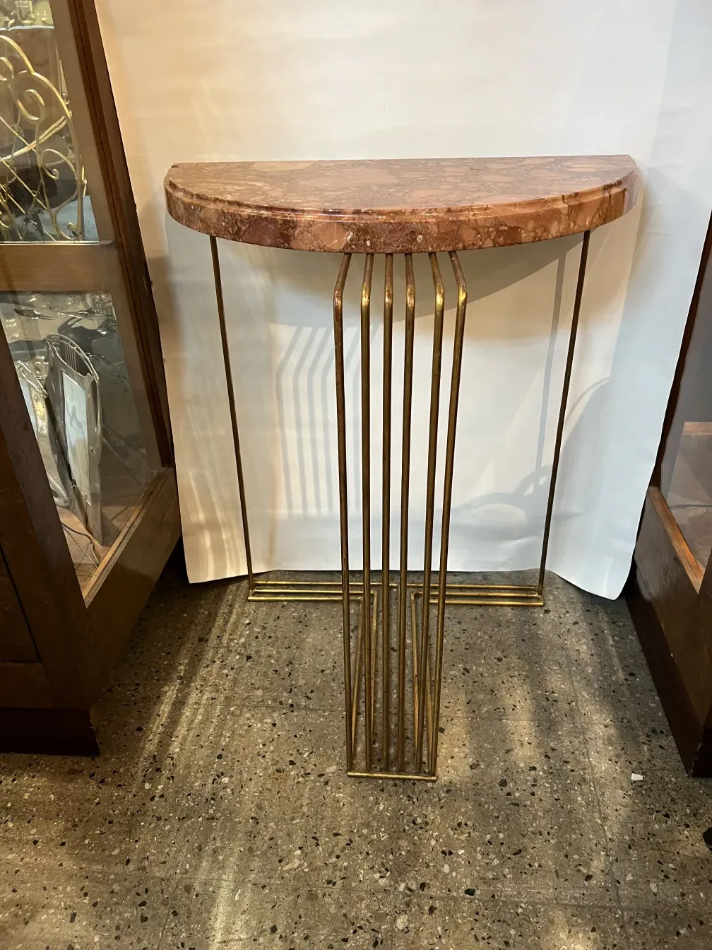 दो पुरानी कंसोल टेबल के साथ सजावटी डिज़ाइन