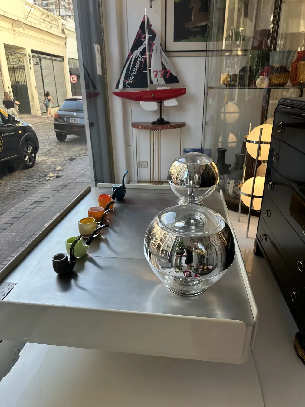 Due consolle antiche, colorate e decorative in un ambiente vintage